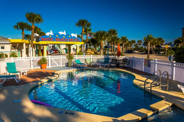 Basen w hotelu Beach Magic w Vilano Beach, Florida. — Zdjęcie stockowe