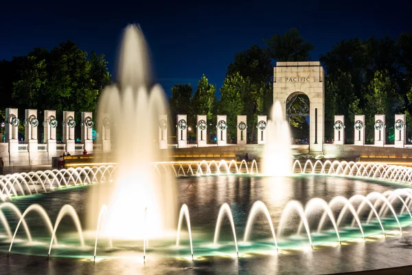 De National World War Ii Memorial fonteinen op de Nat's nachts — Stockfoto
