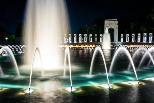 De National World War Ii Memorial fonteinen op de Nat's nachts — Stockfoto