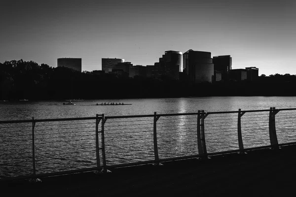 The Rosslyn skyline at sunset, seen from the Georgetown Waterfro — Stock Photo, Image
