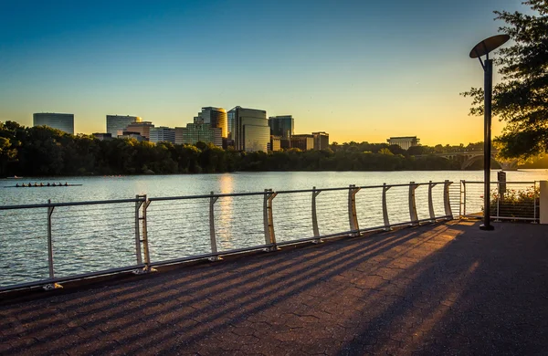 The Rosslyn skyline at sunset, seen from the Georgetown Waterfro — Stock Photo, Image