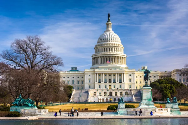 Kapitol Spojených států amerických a odrážející bazénu ve Washingtonu, dc. — Stock fotografie