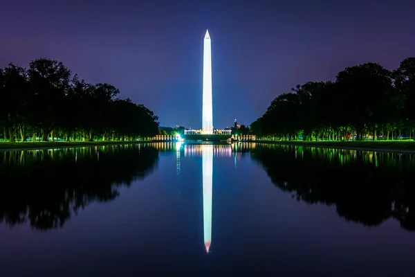 The Washington Monument reflecting in the Reflection Pool at nig — Stock Photo, Image