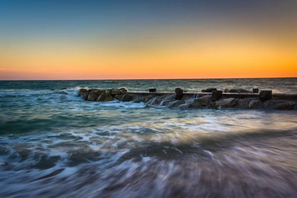 Ondas e um cais ao pôr-do-sol no Oceano Atlântico em Edisto Beac — Fotografia de Stock