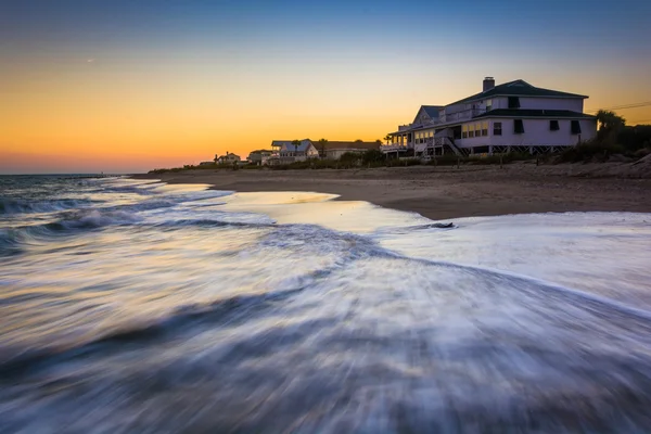 Golven in de Atlantische Oceaan en aan het strand huizen bij zonsondergang, Edis — Stockfoto