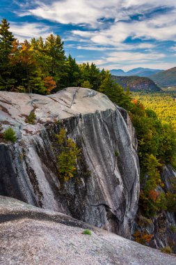 Katedral çıkıntıya Echo Gölü State Park, New Hampshire, görünümünden