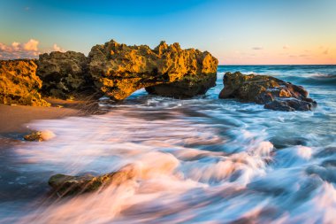 Dalgalar ve gündoğumu mercan Atlantik Okyanusu Coral Cove p