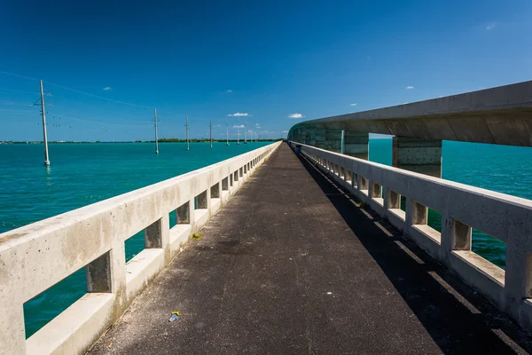 Mosty nad turkusowe wody w mieście Islamorada, w archipelagu Florida Keys — Zdjęcie stockowe