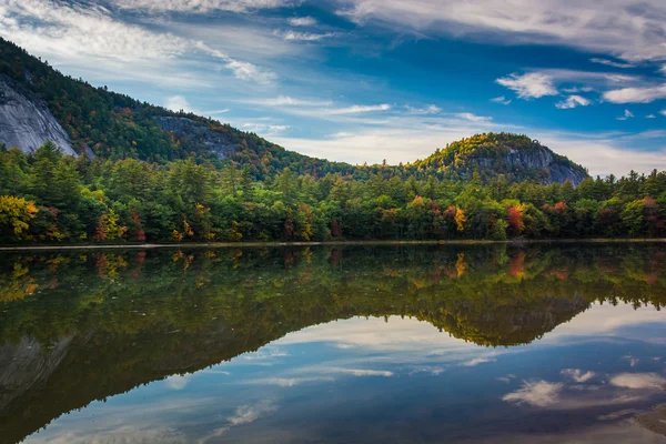 Color de otoño temprano y reflexiones en Echo Lake en Echo Lake State —  Fotos de Stock