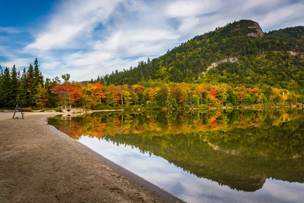 Early fall colors and reflections at Echo Lake,  in Franconia No — Stock Photo, Image