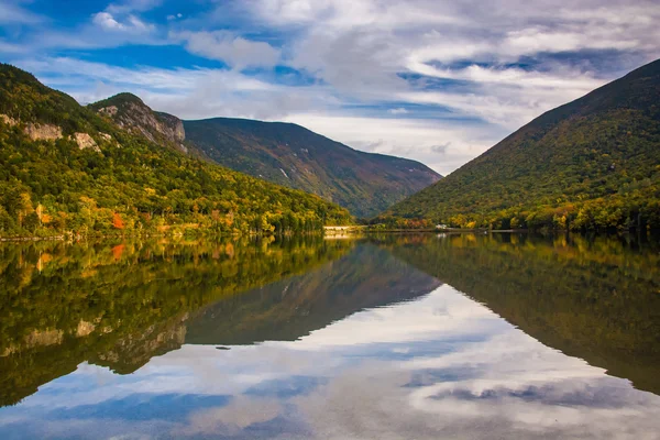 Refleksi awal musim gugur di Echo Lake, di Franconia Notch State P — Stok Foto