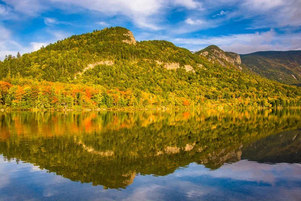 Vroege herfst reflecties op Echo Lake, in Franken Notch staat P — Stockfoto