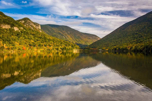 Early fall reflections at  Echo Lake, in Franconia Notch State P — Stock Photo, Image