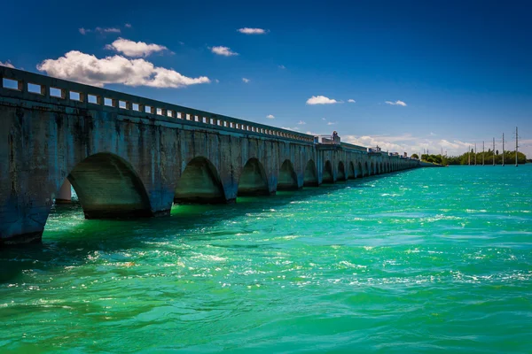 Türkisfarbenes Wasser und Brücke auf der Übersee-Autobahn, in Islamora — Stockfoto
