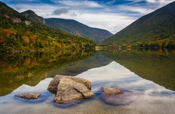 Rocks and reflections in Echo Lake, at Franconia Notch State Par — Stock Photo, Image