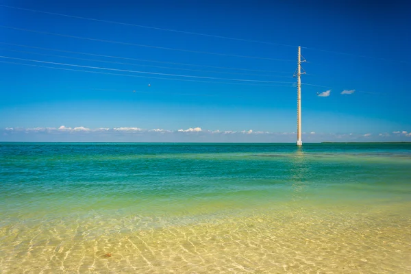 Águas azul-turquesa e linhas eléctricas no Golfo do México — Fotografia de Stock