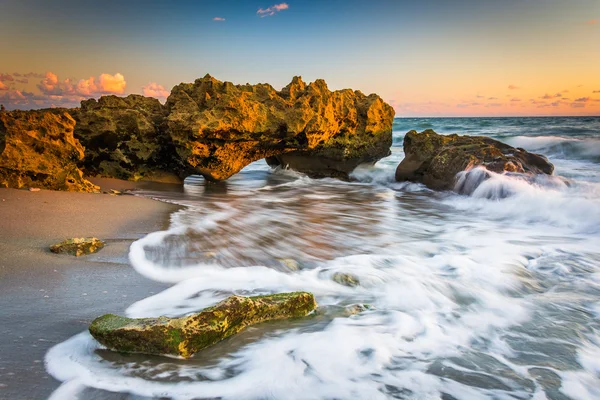 Wellen und Korallen bei Sonnenaufgang im Atlantik an der Korallenbucht p — Stockfoto