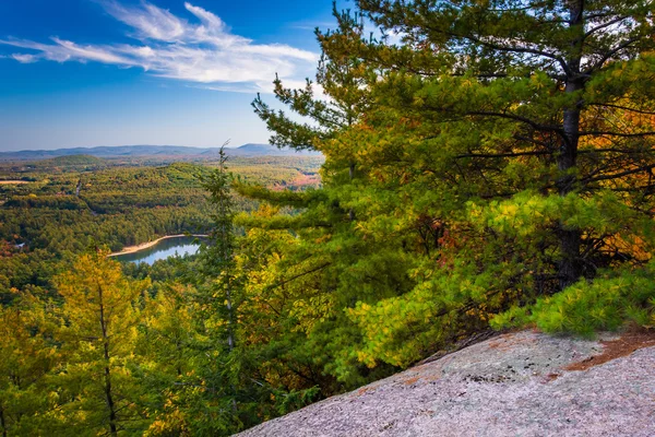 View of Echo Lake from Cathedral Ledge at Echo Lake State Park, — Stock Photo, Image