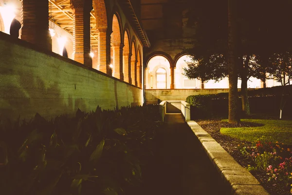 Gardens outside Ponce de Leon Hall at night, in St. Augustine, F — Stock Photo, Image
