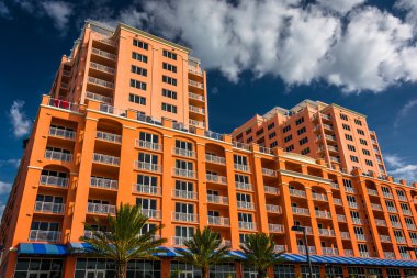 Clearwater Beach, Florida renkli büyük otel.