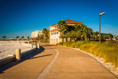 Bina ve plaja Clearwater Beach, Florida'da bir yol boyunca