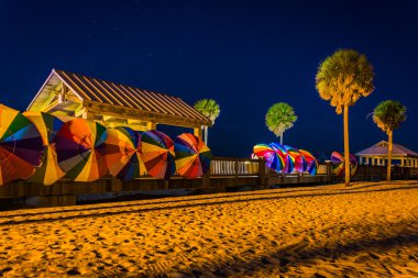 Palmiye ağaçları ve renkli plaj şemsiyeleri Clearwater B gece