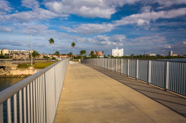 Clearwater b Intracoastal suyolu üzerinde yaya köprüsü