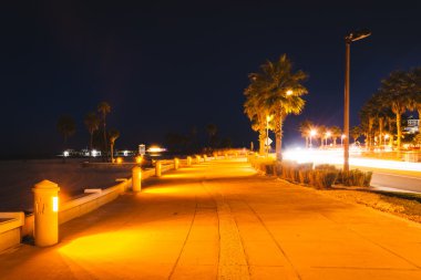Yol boyunca gece kumsalda Clearwater Beach, Florida.
