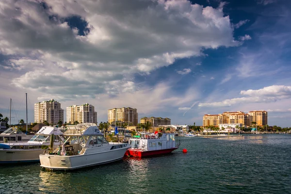 Boote in einem Yachthafen und Hotels entlang der Binnenwasserstraße in — Stockfoto