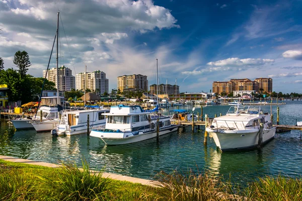 Barcos en un puerto deportivo y hoteles a lo largo de la vía navegable Intracoastal en —  Fotos de Stock