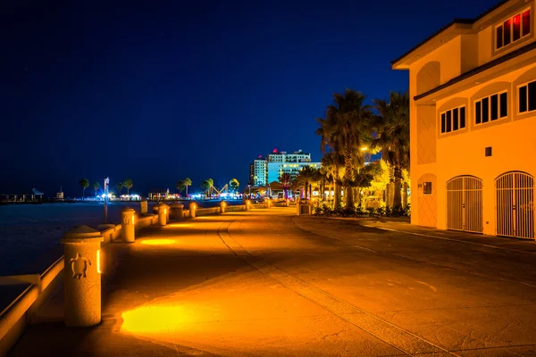 Bir yol boyunca geceleri Clearwater Beach, Florida ve bina.. — Stok fotoğraf