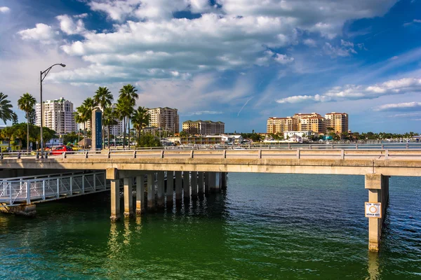 Most přes Intracoastal vodní v Clearwater Beach, Flori — Stock fotografie