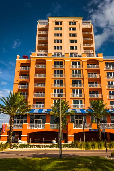 Barevný velký hotel v Clearwater Beach, Florida. — Stock fotografie