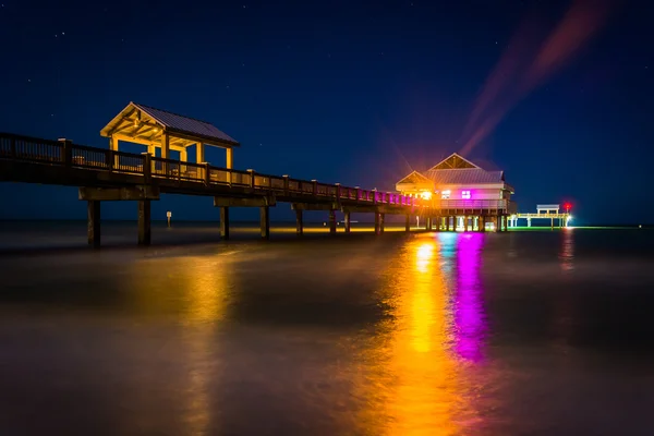 Fiske-piren och Mexikanska golfen på natten, i Clearwater Beach — Stockfoto