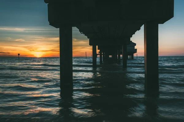 Pontile di pesca nel Golfo del Messico al tramonto, Clearwater Beach , — Foto Stock