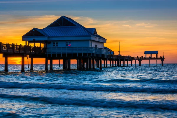 Fishing pier in the Gulf of Mexico at sunset,  Clearwater Beach, — Stock Photo, Image