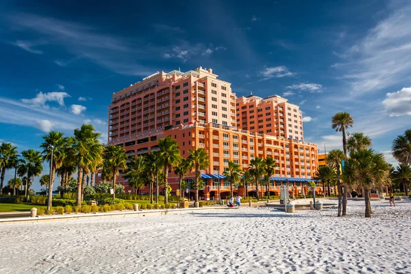 Большой отель и пальмы на пляже в Clearwater Beach, Flo — стоковое фото