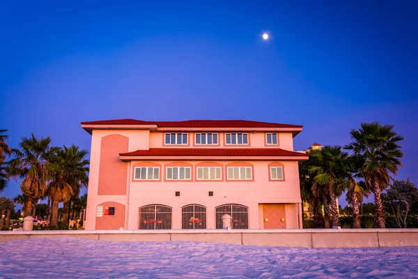 Moon over building and the beach at night in Clearwater Beach, F — Stock Photo, Image