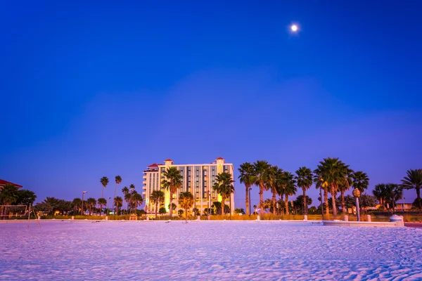 Moon over hotel and the beach at night in Clearwater Beach, Flor — Stock Photo, Image