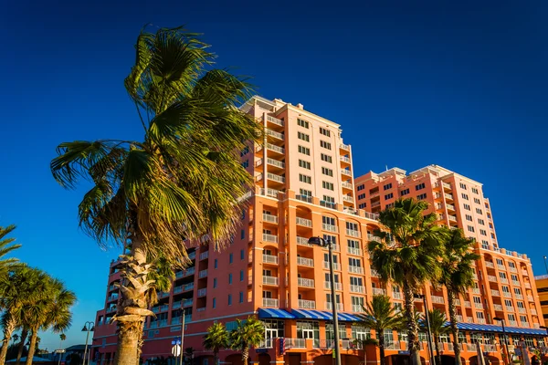 Palmen und großes Hotel in klarem Wasser Strand, Florida. — Stockfoto
