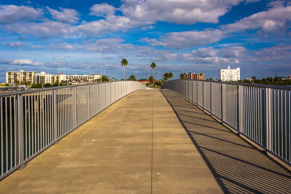 Voetgangers brug over de Intracoastal Waterway in Clearwater B — Stockfoto