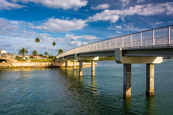 Ponte pedonale sul canale navigabile intracostiero di Clearwater B — Foto Stock