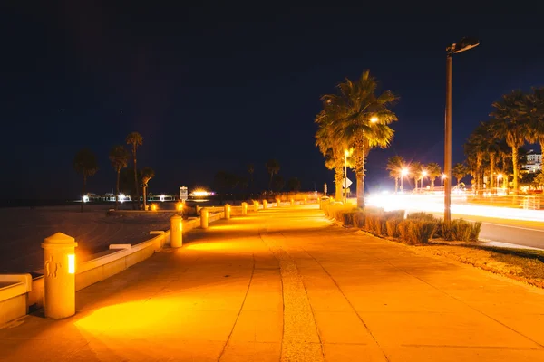 Path along the beach at night in Clearwater Beach, Florida. — Stock Photo, Image