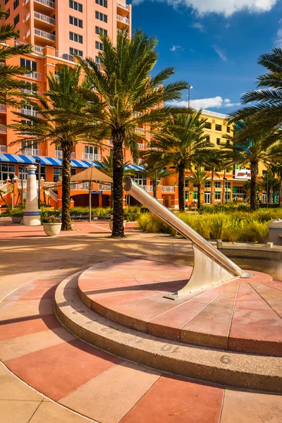 Sundial and a large hotel in Clearwater Beach, Florida. — Stock Photo, Image