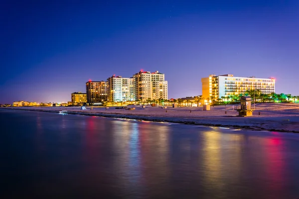 View of beachfront hotels and the beach from the fishing pier at — Stock Photo, Image