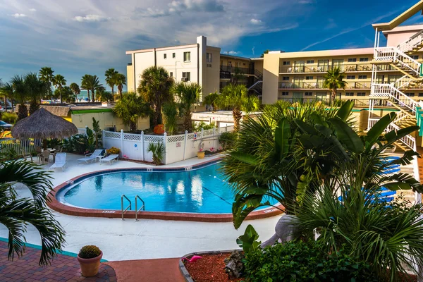Pohled na bazén v hotelu v Clearwater Beach, květinová — Stock fotografie