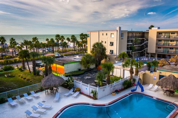 Vista de la piscina en un hotel en Clearwater Beach, Florid —  Fotos de Stock