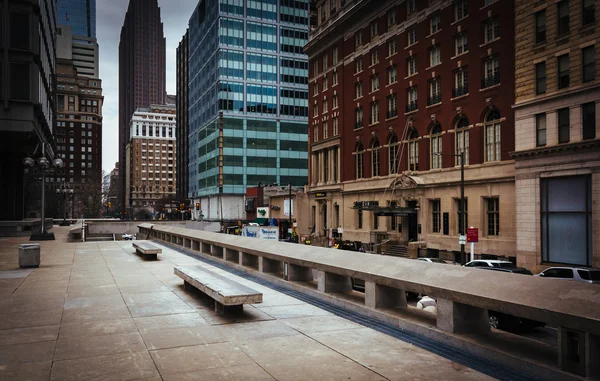 Courtyard and skyscrapers in Center City, Philadelphia, Pennsylv — Stock Photo, Image