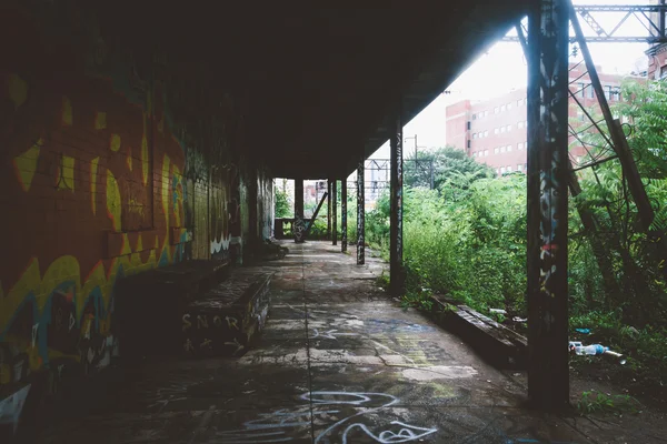 Graffiti en Reading Viaduct en Philadelphia, Pennsylvania . — Foto de Stock