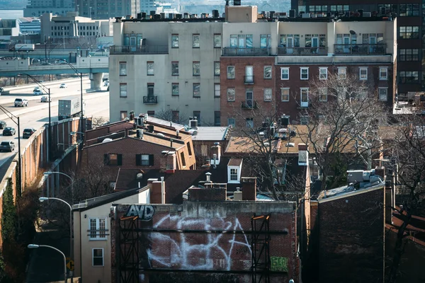 Gamla byggnader och delaware expressway, sett från ben fra — Stockfoto